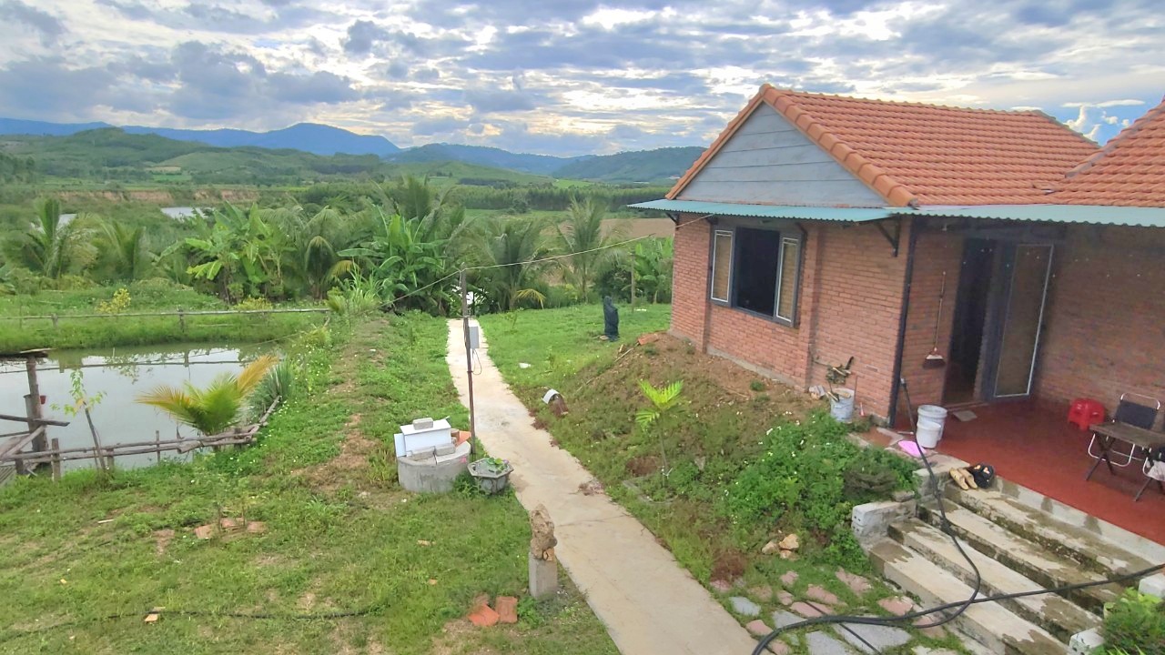 nha vườn ven sông